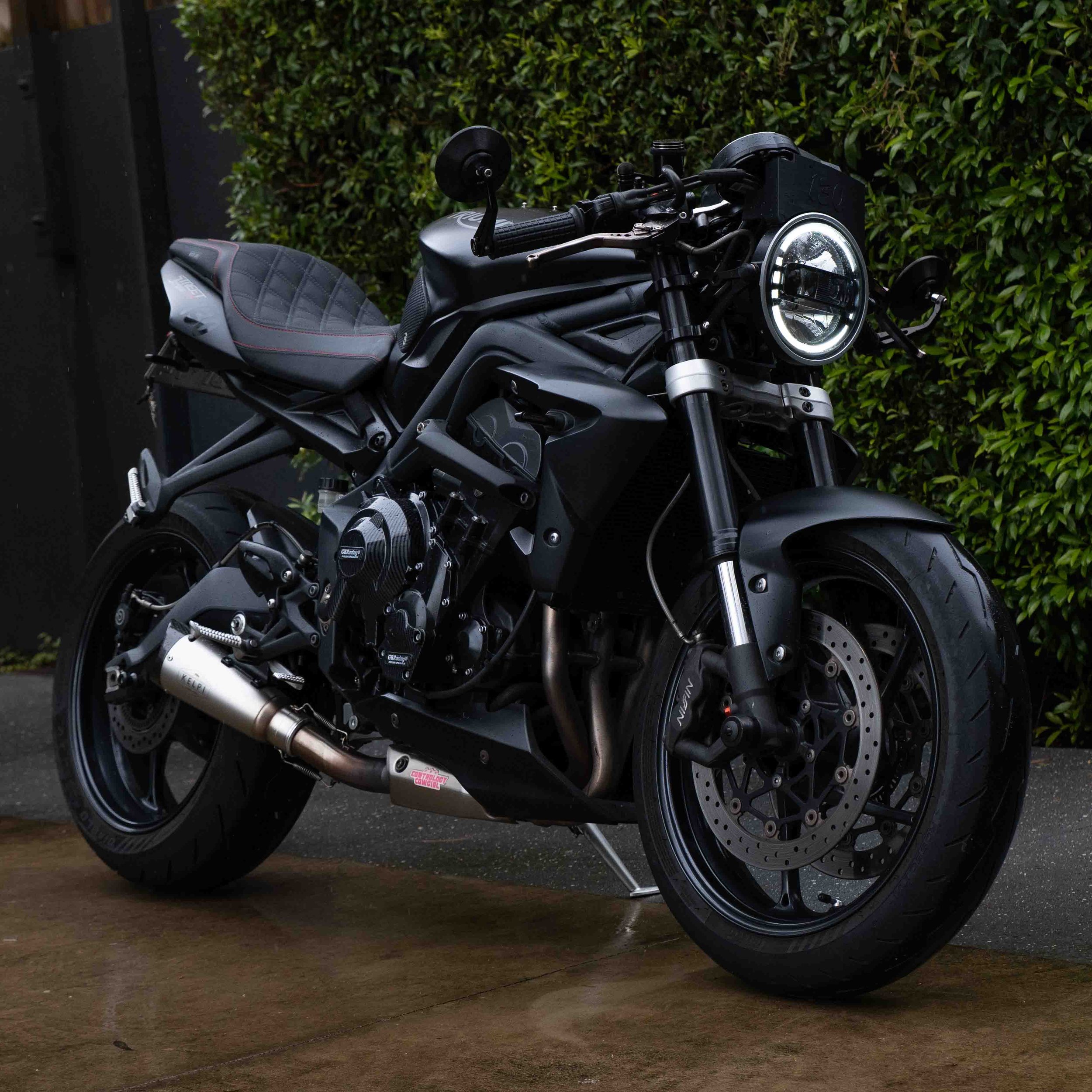 TRIAMPH フライングV マットブラック Triumph Street Triple 675 Custom Seat Trim — KELPI CUSTOM MOTO